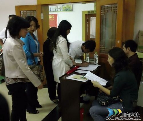 叙永总工会发放《女职工劳动保护特别规定》读本(图1)