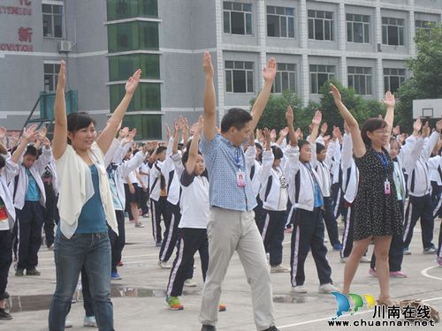 泸州城北学校再添风景线 师生同做广播操(图2) 泸州城北学校再添风景线 师生同做广播操(图2)