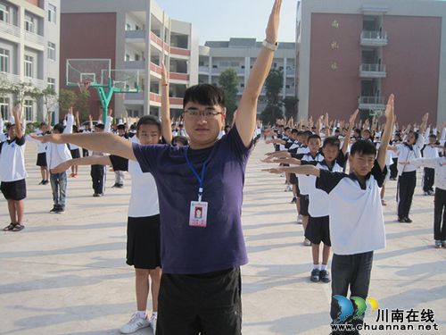 泸州城北学校再添风景线 师生同做广播操(图1) 泸州城北学校再添风景线 师生同做广播操(图1)