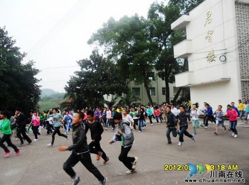 九支中学拉响防空警报，师生应急演练不懈怠(图1)
