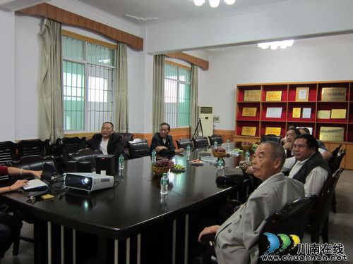 云锦镇:组织离休干部参观镇骨干企业(图1) 云锦镇:组织离休干部参观镇骨干企业(图1)