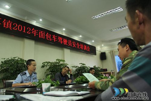 龙车镇：发放交通安全学习卡，规范学习保安全(图1)