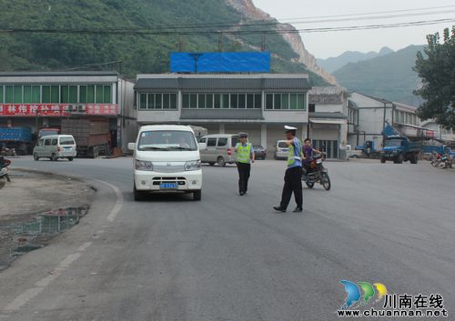 未取得校车资质还超员 泸州叙永查获首辆“歪”校车(图1) 未取得校车资质还超员 泸州叙永查获首辆“歪”校车(图1)