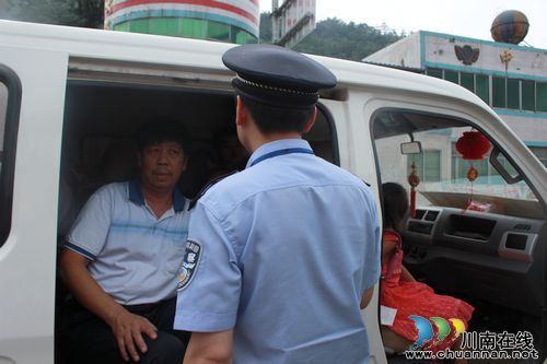 未取得校车资质还超员 泸州叙永查获首辆“歪”校车(图3) 未取得校车资质还超员 泸州叙永查获首辆“歪”校车(图3)