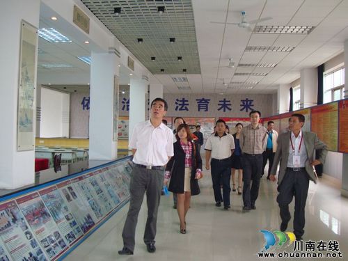 泸州市人大常委会调研泸县“六五”普法工作(图2) 泸州市人大常委会调研泸县“六五”普法工作(图2)