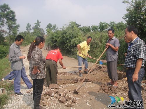 毗卢镇：开展公路在建工程质量督查(图1)