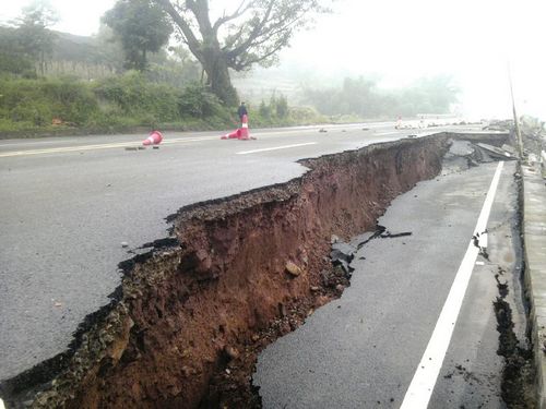 盐李公路塌方&nbsp;力争国庆节前抢通(图1)