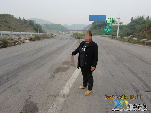 惊险!两货车逆行纳黔高速70公里(图3)