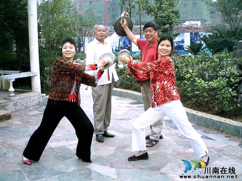 叙永社区工会组织歌舞欢庆“双节”迎“十八大”(图2)