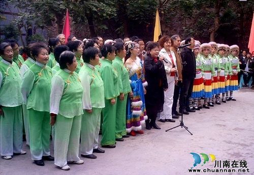 叙永社区工会组织歌舞欢庆“双节”迎“十八大”(图1)