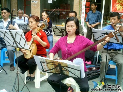 叙永社区工会组织歌舞欢庆“双节”迎“十八大”(图3)