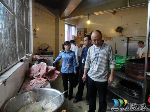 泸州纳溪食药监局:全力确保节日期间餐饮服务食品安全(图2) 泸州纳溪食药监局:全力确保节日期间餐饮服务食品安全(图2)