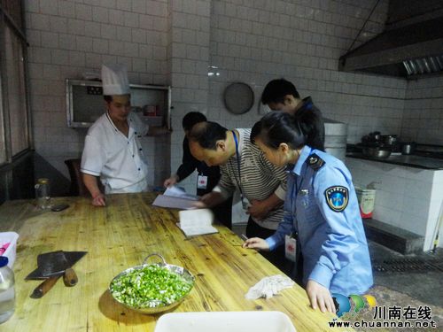 泸州纳溪食药监局:全力确保节日期间餐饮服务食品安全(图3) 泸州纳溪食药监局:全力确保节日期间餐饮服务食品安全(图3)