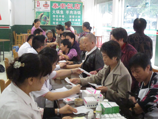 泰安镇“三送”行动迎中秋(图1)