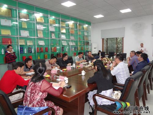 江阳区区委常委、常务副区长陈廷俊到华阳街道调研工业经济运行情况(图3) 江阳区区委常委、常务副区长陈廷俊到华阳街道调研工业经济运行情况(图3)