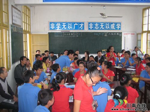 大力推进课改 宜宾县举办高效课堂研讨(图2) 大力推进课改 宜宾县举办高效课堂研讨(图2)