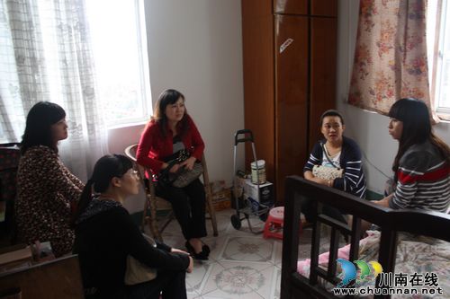扶贫帮困，民政爱心之花开遍江阳(图1)