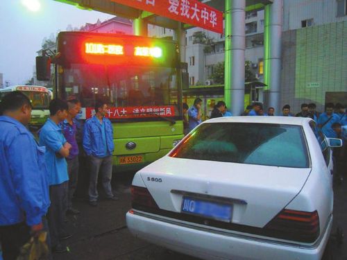 内江:豪车堵停车场大门3小时&nbsp;210辆公交车晚点(图1)