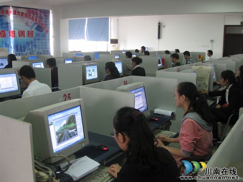 泸县:教学技能大比拼展教师风采(图1) 泸县:教学技能大比拼展教师风采(图1)