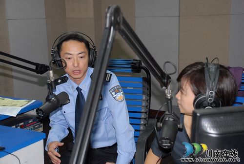 泸州公安交警参与电台大型直播 共话交通安保之大计(图2) 泸州公安交警参与电台大型直播 共话交通安保之大计(图2)