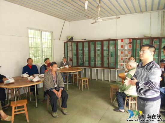 “双节”将至 佛荫镇政府敬老院送温暖(图1) “双节”将至 佛荫镇政府敬老院送温暖(图1)