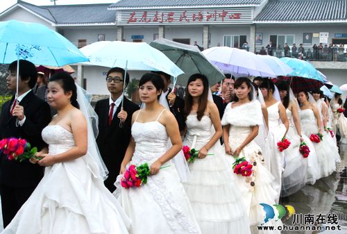 迎"双节" 泸州集体婚礼演绎"浪漫华阳"(图2) 迎"双节" 泸州集体婚礼演绎"浪漫华阳"(图2)