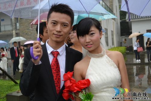 迎"双节" 泸州集体婚礼演绎"浪漫华阳"(图4) 迎"双节" 泸州集体婚礼演绎"浪漫华阳"(图4)