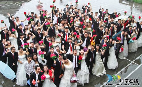 迎"双节" 泸州集体婚礼演绎"浪漫华阳"(图1) 迎"双节" 泸州集体婚礼演绎"浪漫华阳"(图1)
