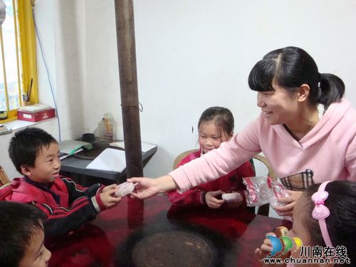 分水镇:大学生村官陪留守儿童共度中秋(图1) 分水镇:大学生村官陪留守儿童共度中秋(图1)