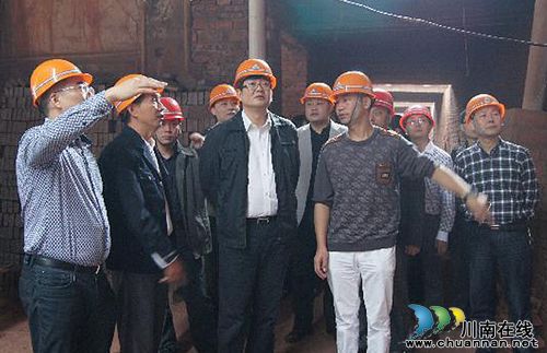 叙永县党政一把手分别带队检查节前安全生产工作(图1) 叙永县党政一把手分别带队检查节前安全生产工作(图1)