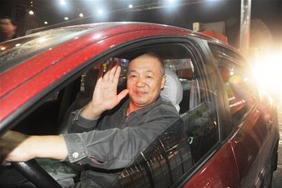 各大高速"免费第一人" 有的惊喜有的淡定(图1) 各大高速"免费第一人" 有的惊喜有的淡定(图1)