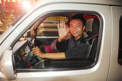 各大高速"免费第一人" 有的惊喜有的淡定(图2) 各大高速"免费第一人" 有的惊喜有的淡定(图2)