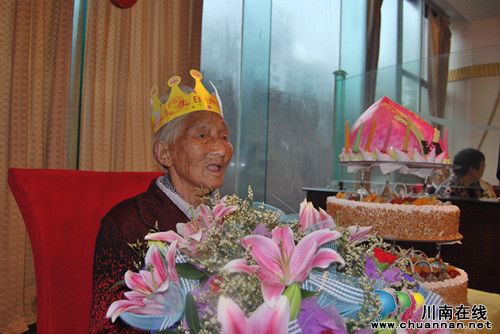大山坪街道三道桥社区：金秋送祝福百岁乐开怀