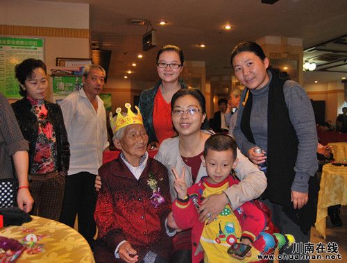 大山坪街道三道桥社区:金秋送祝福百岁乐开怀(图2) 大山坪街道三道桥社区:金秋送祝福百岁乐开怀(图2)