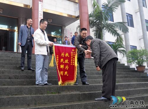 云锦镇:六旬老人送锦旗 感谢政府解难题(图1) 云锦镇:六旬老人送锦旗 感谢政府解难题(图1)