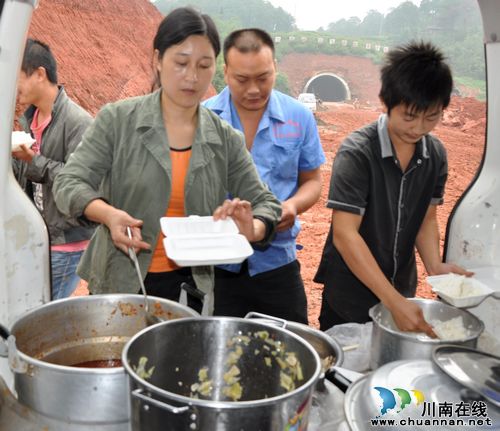 长假里他们依然奋战在一线(图1) 长假里他们依然奋战在一线(图1)