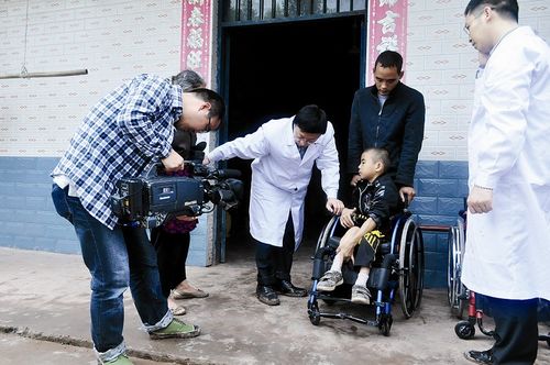 央视奔赴屏山“讲述”顽强颜玉宏(图1)