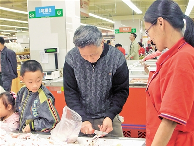 超市不文明购物现象扫描:"上帝",请"手下留情"!(图1)