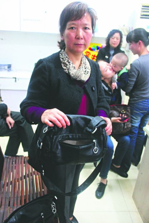 大妈逛超市被疑偷内裤&nbsp;当众被搜包(图1)
