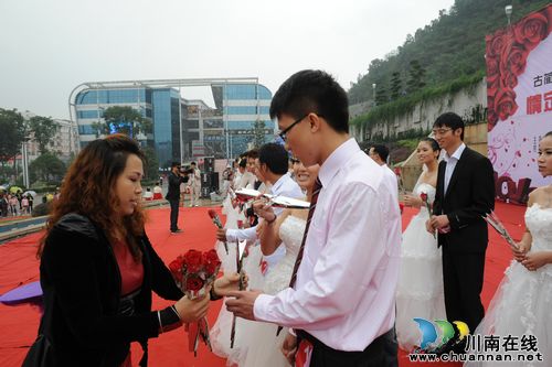 古蔺20对新人举办集体婚礼(图3)