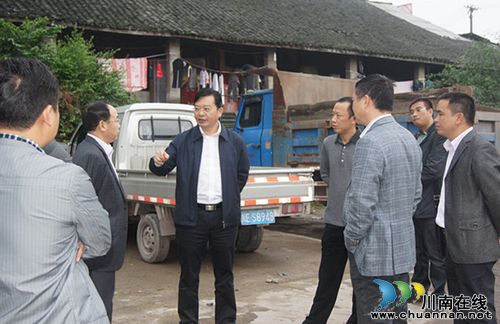 泸县县委副书记、县长谭光军率队到太伏镇调研新路老街改造工程(图1)