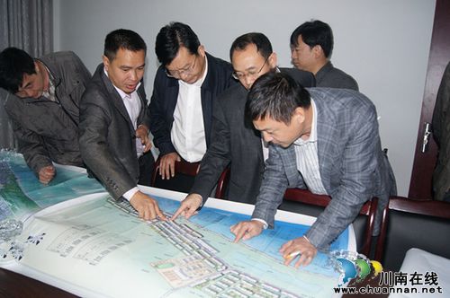 泸县县委副书记、县长谭光军率队到太伏镇调研新路老街改造工程(图2)