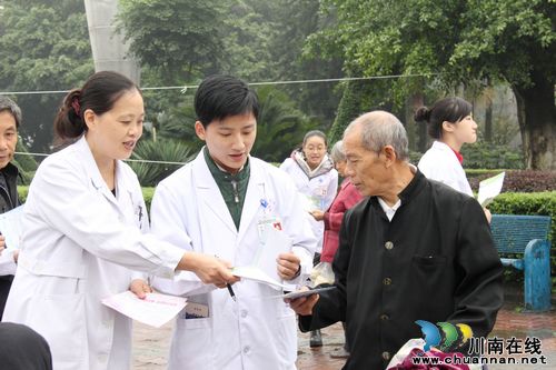 泸医附院开展精神卫生日义诊服务活动(图3)