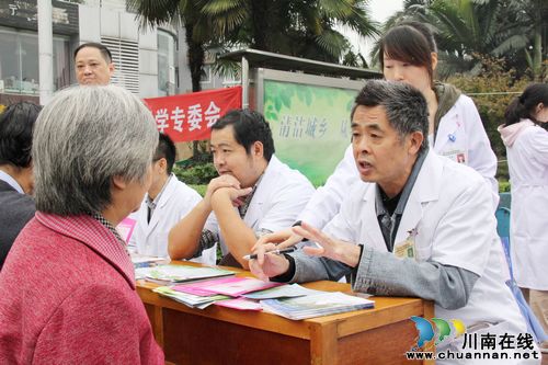 泸医附院开展精神卫生日义诊服务活动(图2)