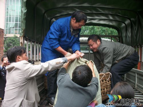 云锦镇：送实惠下乡&nbsp;帮扶群众持续致富(图1)