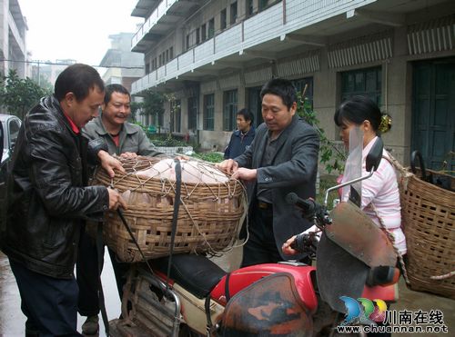 云锦镇：送实惠下乡&nbsp;帮扶群众持续致富(图2)