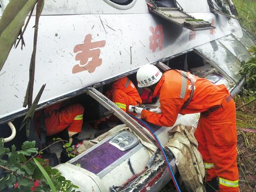 避让摩托 泸州大巴车"跨栏"翻下坡造成2死15伤(图1) 避让摩托 泸州大巴车"跨栏"翻下坡造成2死15伤(图1)
