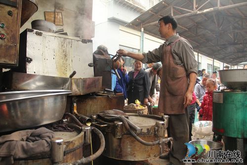 龙车镇:返乡民工开油坊,现榨现卖生意火(图1) 龙车镇:返乡民工开油坊,现榨现卖生意火(图1)