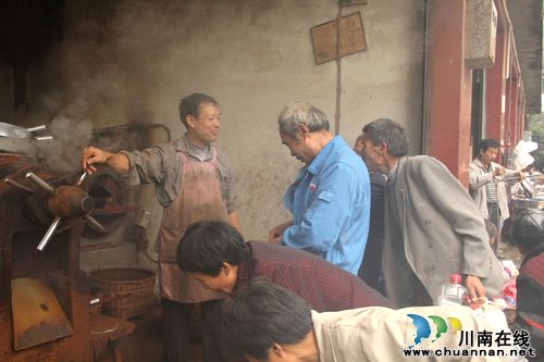 龙车镇:返乡民工开油坊,现榨现卖生意火(图3) 龙车镇:返乡民工开油坊,现榨现卖生意火(图3)