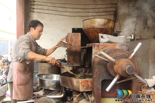 龙车镇:返乡民工开油坊,现榨现卖生意火(图2) 龙车镇:返乡民工开油坊,现榨现卖生意火(图2)
